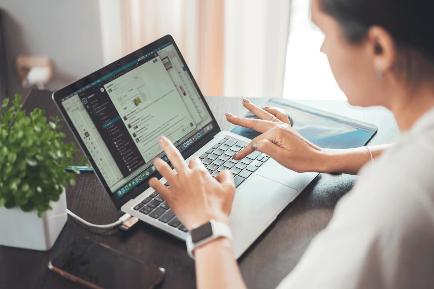 Une femme qui parcourt des offres d’emploi sur son ordinateur portable