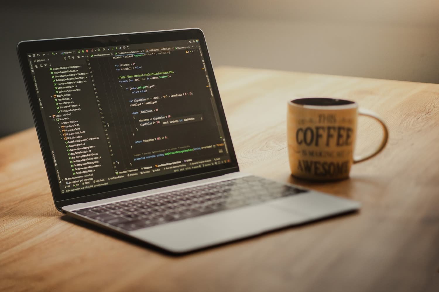 Un ordinateur portable affichant du code sur un bureau en bois